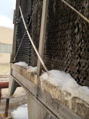 未保养的冷却塔结垢严重